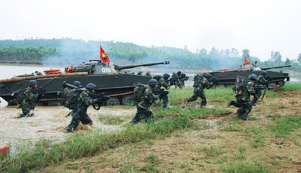 Lực lượng Hải quân đánh bộ phối hợp hiệp đồng đổ bộ tấn công cùng lực lượng xe tăng. (Ảnh: TTXVN phát)