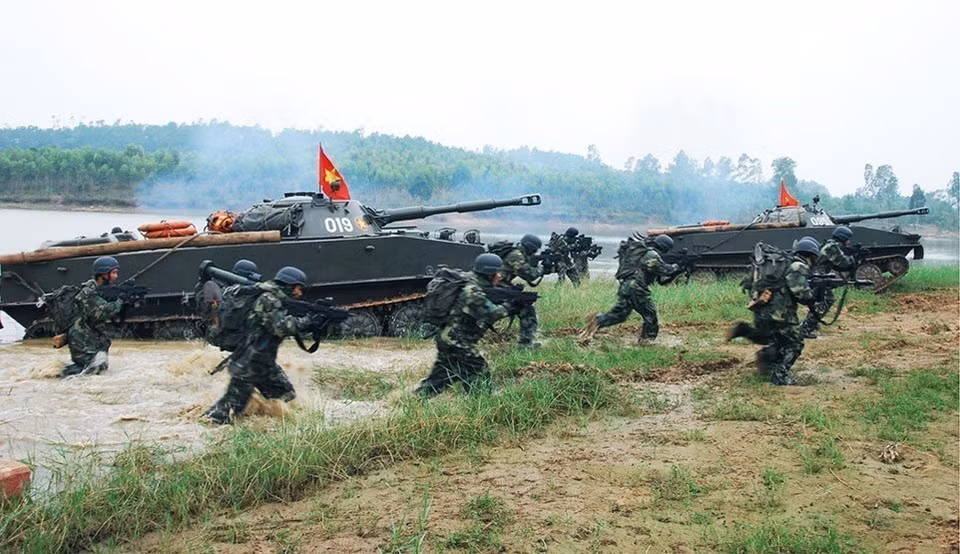 Lực lượng Hải quân đánh bộ phối hợp hiệp đồng đổ bộ tấn công cùng lực lượng xe tăng. (Ảnh: TTXVN phát)