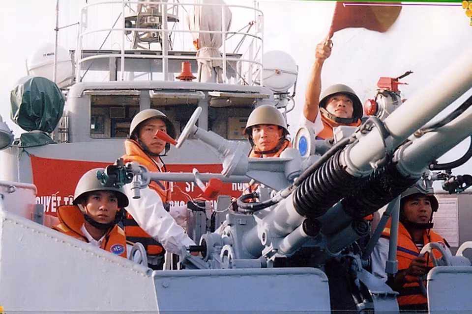 Chiến sỹ tàu pháo HQ-53 Lữ đoàn 170 luyện tập tình huống báo động chiến đấu đối không. (Ảnh: Trọng Đức/TTXVN)