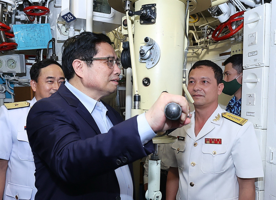Thủ tướng Phạm Minh Chính thăm Lữ đoàn tàu ngầm 189, Quân Chủng Hải quân, tại Cảng Cam Ranh, tỉnh Khánh Hòa, chiều 12/3/2022. (Ảnh: Dương Giang/TTXVN)