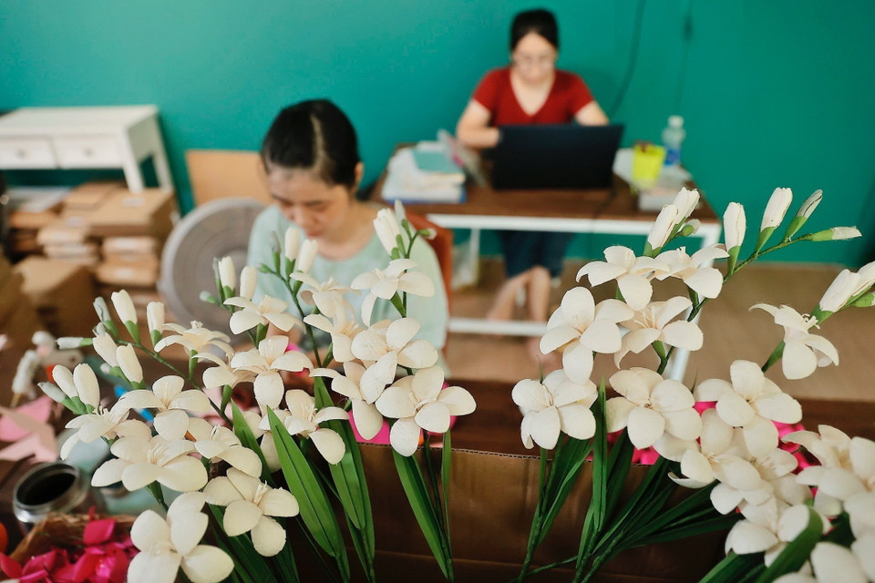 Tâm huyết với những gì mình đang làm, Maypaperflower hiểu rằng một sản phẩm về hoa, lưu giữ một phần kí ức về không gian xưa phải hài hoà và tôn trọng thiên nhiên, bởi sự phát triển chỉ đến từ những giá trị bền vững. (Ảnh: Minh Quyết/TTXVN)