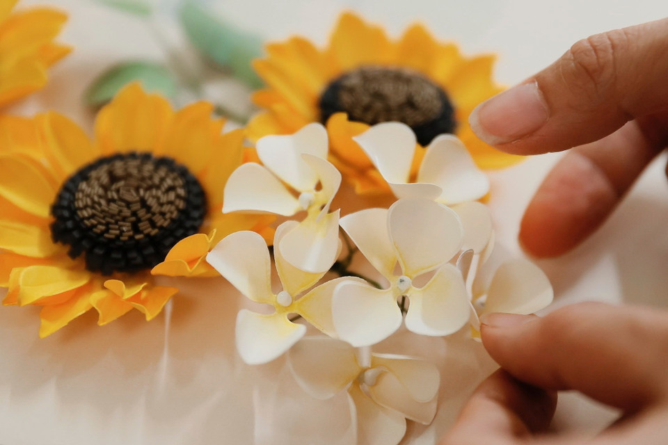 Người sáng lập của thương hiệu Maypaperflower luôn mong muốn làm sao đưa những bông hoa giấy đi xa hơn và có thể tiếp tục phát triển nghề thủ công này. (Ảnh: Minh Quyết/TTXVN)