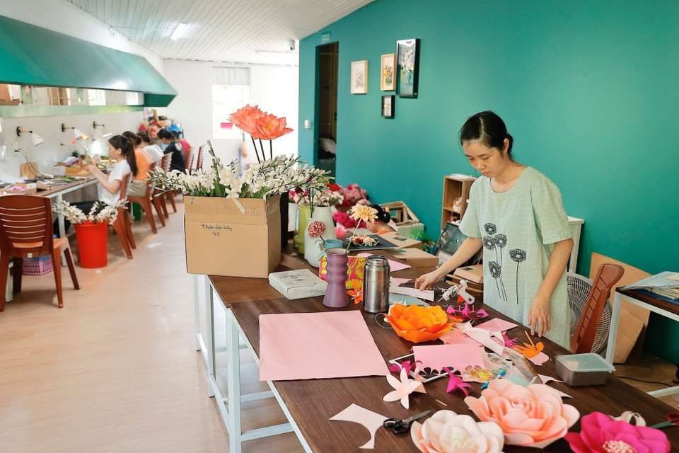 Maypaperflower mang đến cho khách hàng nhiều dòng sản phẩm chứa đựng đầy tâm huyết, sự tỉ mỉ của các thợ thủ công, giúp bạn có được cảm hứng tích cực và năng lượng tốt hơn trong cuộc sống hàng ngày. (Ảnh: Minh Quyết/TTXVN)