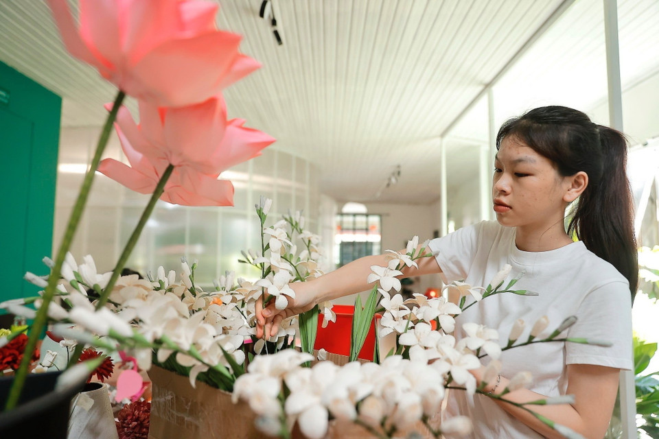 Maypaperflower luôn có sẵn các dòng sản phẩm hoa giấy đa dạng phong phú như hoa cắm bình, khung tranh hoa và hoa giấy kết hợp cùng nền tranh vẽ tay từ hoạ sỹ. (Ảnh: Minh Quyết/TTXVN)