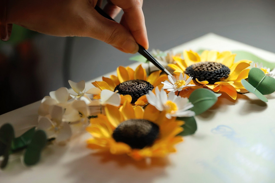 Maypaperflower mang giá trị nghệ thuật độc đáo, tinh tế do chính tay người Việt làm ra, góp phần quảng bá những câu chuyện văn hóa Việt về nghề thủ công truyền thống mang hơi thở đương đại. (Ảnh: Minh Quyết/TTXVN)