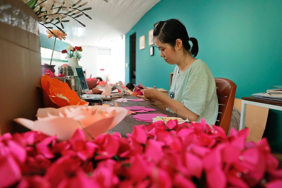 Sáng tạo về mẫu mã, đảm bảo chất lượng của sản phẩm là điều khiến Maypaperflower luôn được khách hàng yêu thương. Hoa được làm từ giấy mỹ thuật chuyên dụng, có độ bền cao qua thời gian sử dụng và thân thiện với môi trường. (Ảnh: Minh Quyết/TTXVN)