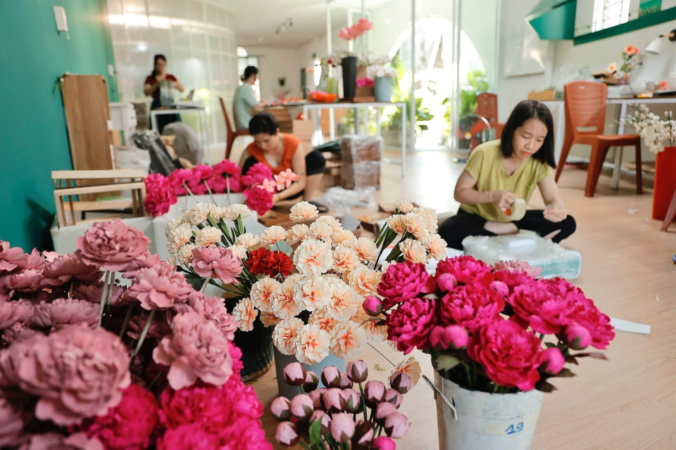 Tâm huyết với những gì mình đang làm, Maypaperflower hiểu rằng một sản phẩm về hoa, lưu giữ một phần ký ức về không gian xưa phải hài hòa và tôn trọng thiên nhiên, bởi sự phát triển bền vững chỉ đến từ những giá trị bền vững. (Ảnh: Minh Quyết/TTXVN)