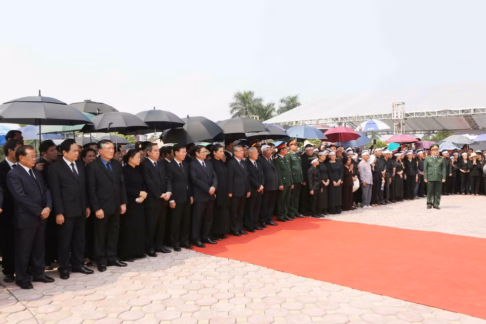 Tổng Bí thư Nguyễn Phú Trọng, Thường trực Ban Bí thư Trần Quốc Vượng cùng nhiều đồng chí lãnh đạo, nguyên lãnh đạo cấp cao của Đảng, Nhà nước, Mặt trận Tổ quốc Việt Nam và đông đảo nhân dân địa phương tham dự buổi lễ. (Ảnh: Dương Giang/TTXVN) 