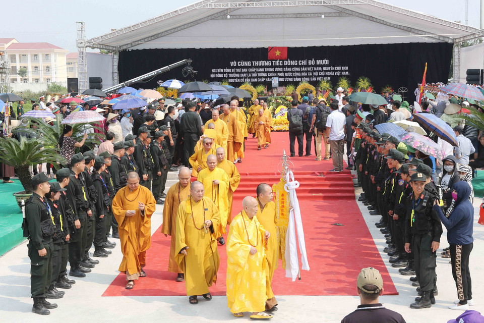 Các tăng ni thực hiện nghi thức cầu siêu trước khi chuyển linh cữu nguyên Tổng Bí thư Đỗ Mười tới huyệt mộ để an táng. (Ảnh: Dương Giang/TTXVN)