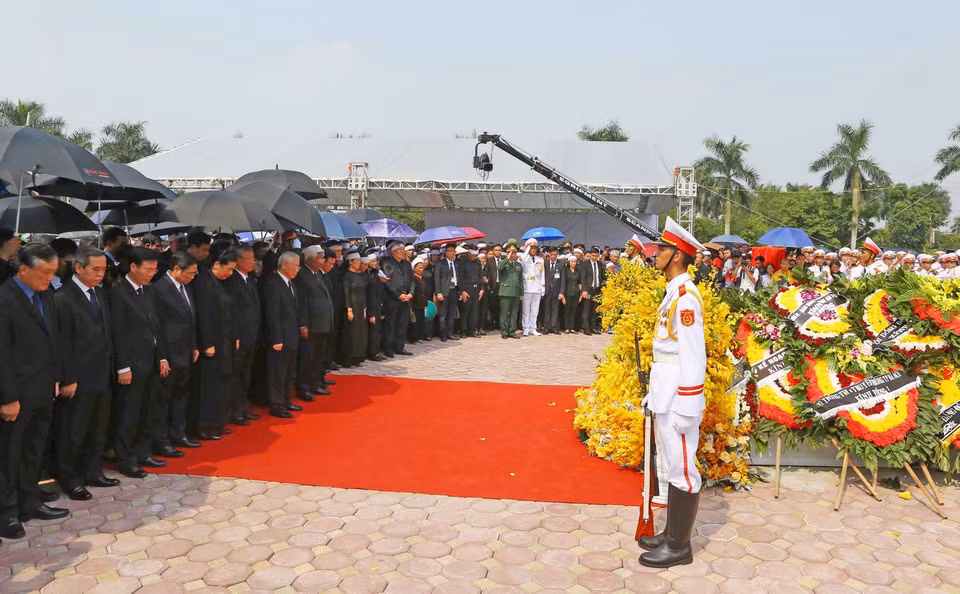 Phút mặc niệm, vĩnh biệt nguyên Tổng Bí thư Đỗ Mười. (Ảnh: Doãn Tấn/TTXVN)