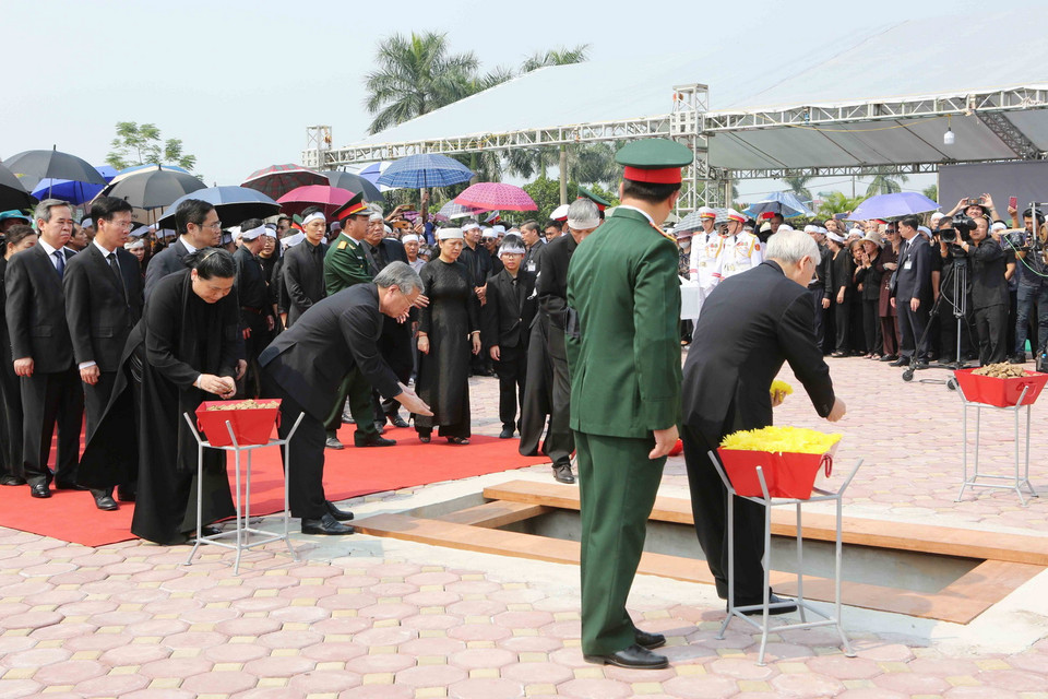 Tổng Bí thư Nguyễn Phú Trọng dẫn đầu đoàn các đồng chí lãnh đạo, nguyên lãnh đạo Đảng, Nhà nước, Mặt trận Tổ quốc Việt Nam thả những nắm đất đầu tiên xuống huyệt mộ nguyên Tổng Bí thư Đỗ Mười. (Ảnh: Dương Giang/TTXVN)