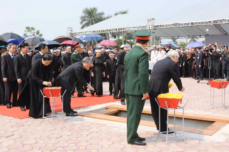 Tổng Bí thư Nguyễn Phú Trọng dẫn đầu đoàn các đồng chí lãnh đạo, nguyên lãnh đạo Đảng, Nhà nước, Mặt trận Tổ quốc Việt Nam thả những nắm đất đầu tiên xuống huyệt mộ nguyên Tổng Bí thư Đỗ Mười. (Ảnh: Dương Giang/TTXVN)