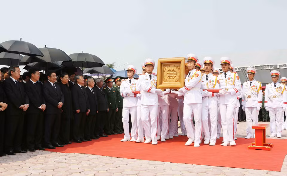 Linh cữu nguyên Tổng Bí thư Đỗ Mười được đưa tới khu huyệt mộ để chuẩn bị cho nghi thức an táng. (Ảnh: TTXVN)
