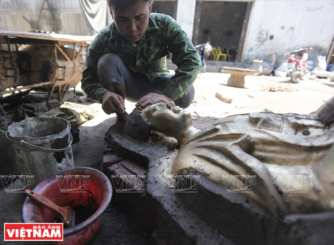 ...tiếp theo, người thợ sẽ tiến hành đắp bùn trộn với vỏ trấu, bùn chịu nhiệt lên trên bề mặt của mẫu vật để tạo cốt bên trong.