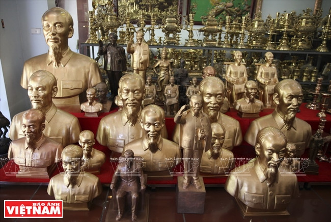 Các sản phẩm tượng đồng chân dung Chủ tịch Hồ Chí Minh.