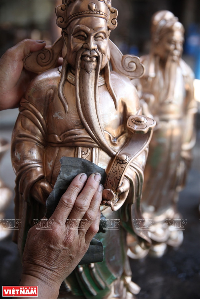 Và cuối cùng là công đoạn lau chùi sản phẩm sạch sẽ trước khi đem bán cho người tiêu dùng.