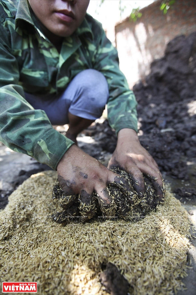 Ban đầu, người thợ pha trộn đất bùn, trấu và bùn chịu nhiệt thành một loại hỗn hợp đặc biệt.