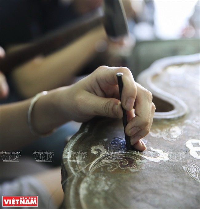 Công đoạn chôn hoạ tiết, hoa văn lên bề mặt sản phẩm đòi hỏi sự khéo léo và tính chính xác cao của người thợ.