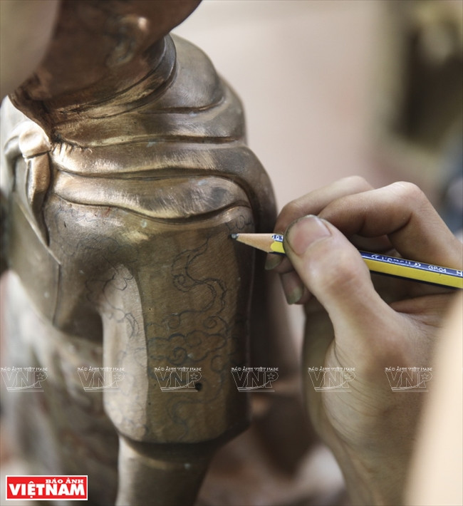 Công đoạn vẽ phác thảo các hoạ tiết, hoa văn trên sản phẩm.