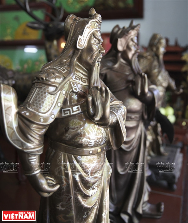 ... cùng những bức tượng đồng, phác hoạ chân dung các nhân vật nổi tiếng.