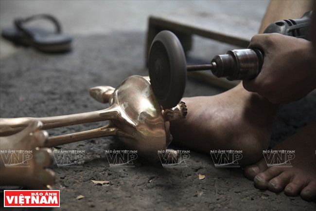 Công đoạn mài dũa, đánh bóng lấy màu để tạo độ bóng nâng cao giá trị thẩm mỹ cho sản phẩm.