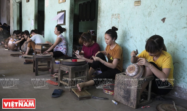 Nghề thủ công truyền thống của làng Đại Bái hiện thu hút nhiều lao động trẻ tới học và làm.