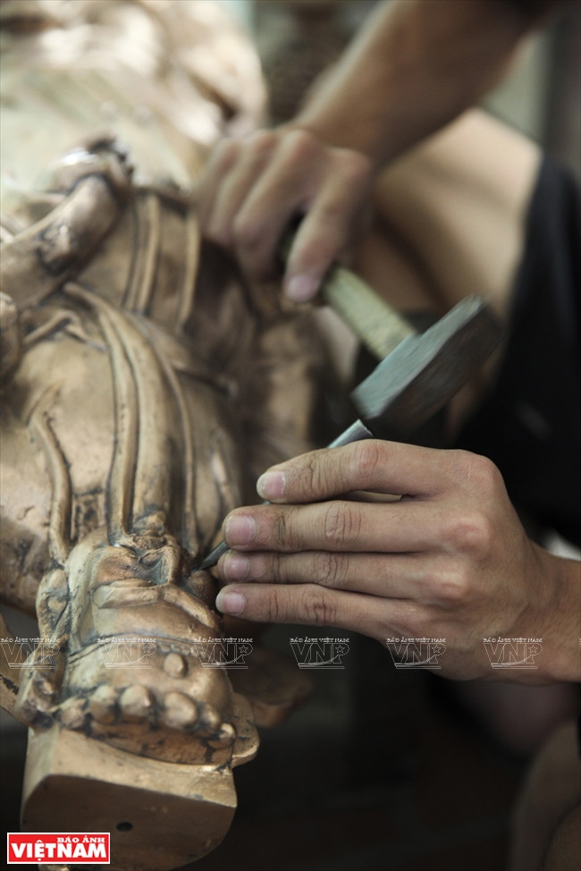 Khi ra sản phẩm thô. người thợ sẽ trải qua công đoạn sửa nguội để cho sản phẩm lên được rõ hình khối...