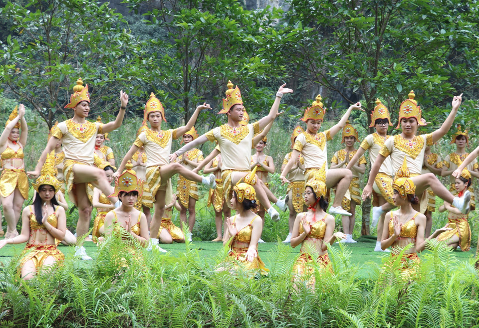 Trên tuyến đường thủy dẫn vào khu hành lễ chính tại khu vực đền Suối Tiên, du khách sẽ được hòa mình vào những làn điệu văn hóa, văn nghệ dân gian truyền thống, đặc sắc các vùng miền trên cả nước. (Ảnh: Đức Phương/TTXVN)