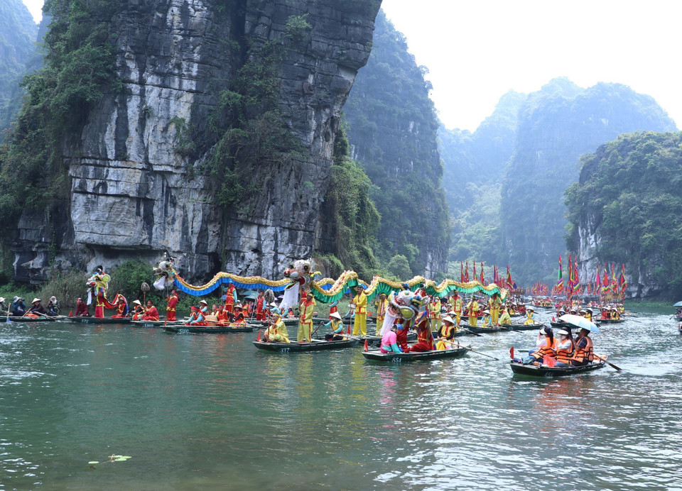Lễ hội Tràng An đã tái hiện những nét chính lịch sử nước ta qua các triều đại Đinh, Lê, Lý, Trần tại mảnh đất Cố đô Hoa Lư. (Ảnh: Đức Phương/TTXVN)