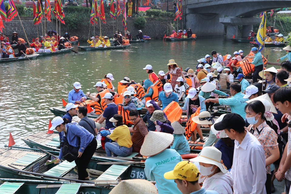 Lễ hội thu hút rất đông du khách. (Ảnh: Đức Phương/TTXVN)