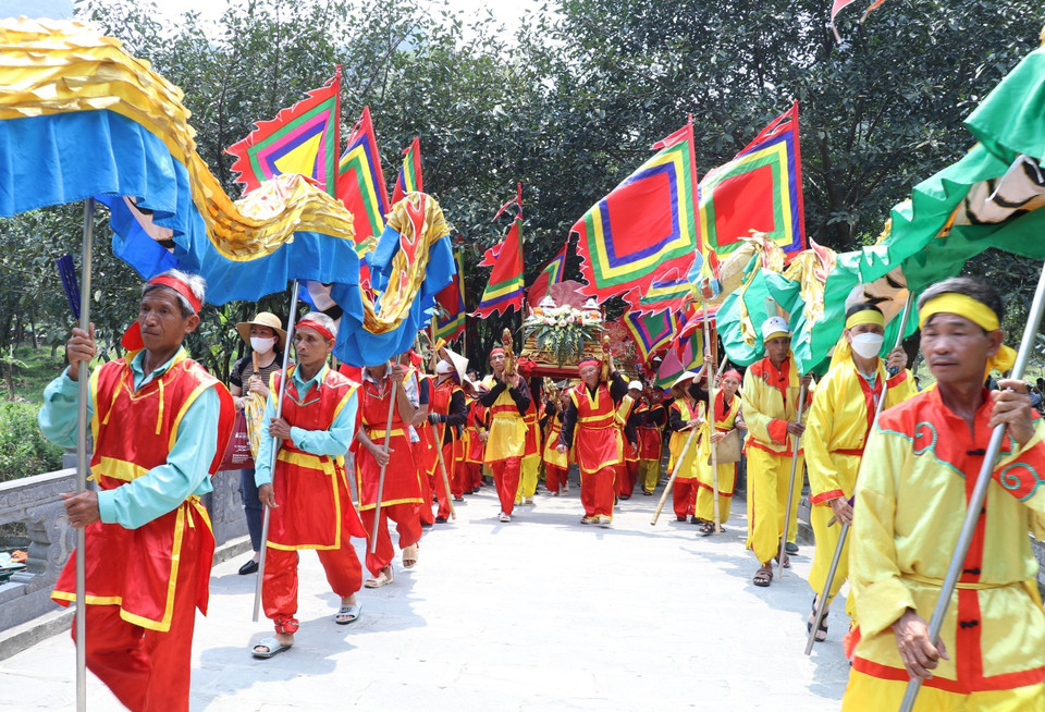 Thực hiện nghi lễ rước kiệu vào khu hành lễ tại đền Suối Tiên. (Ảnh: Đức Phương/TTXVN)
