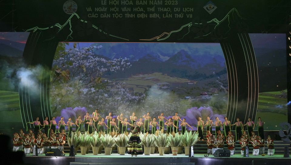 Chương trình nghệ thuật đặc sắc khai mạc Lễ hội Hoa Ban năm 2023. (Ảnh: Xuân Tư/TTXVN)