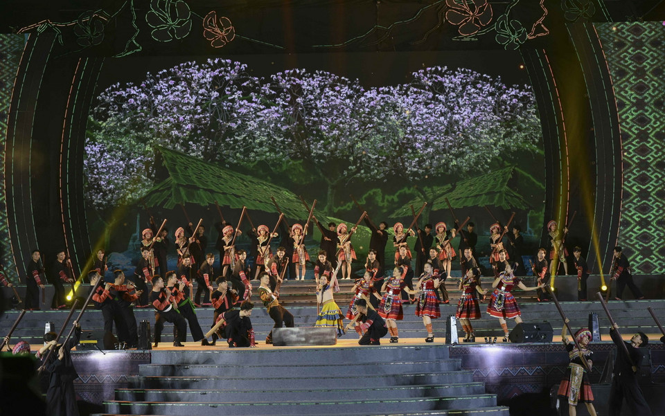 Một tiết mục trong Chương trình nghệ thuật đặc sắc khai mạc Lễ hội Hoa Ban năm 2023. (Ảnh: Xuân Tư/TTXVN)