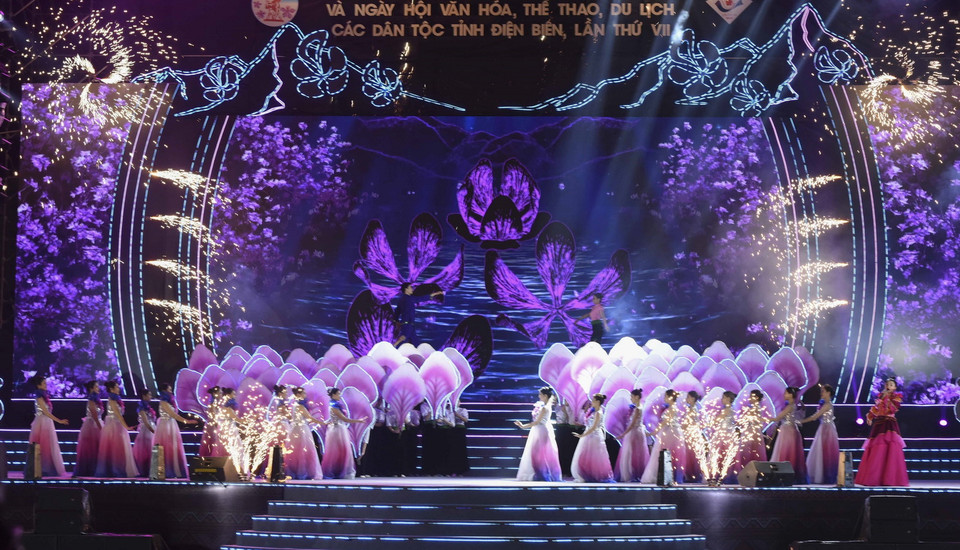  Một tiết mục trong Chương trình nghệ thuật đặc sắc khai mạc Lễ hội Hoa Ban năm 2023. (Ảnh: Xuân Tư/TTXVN)