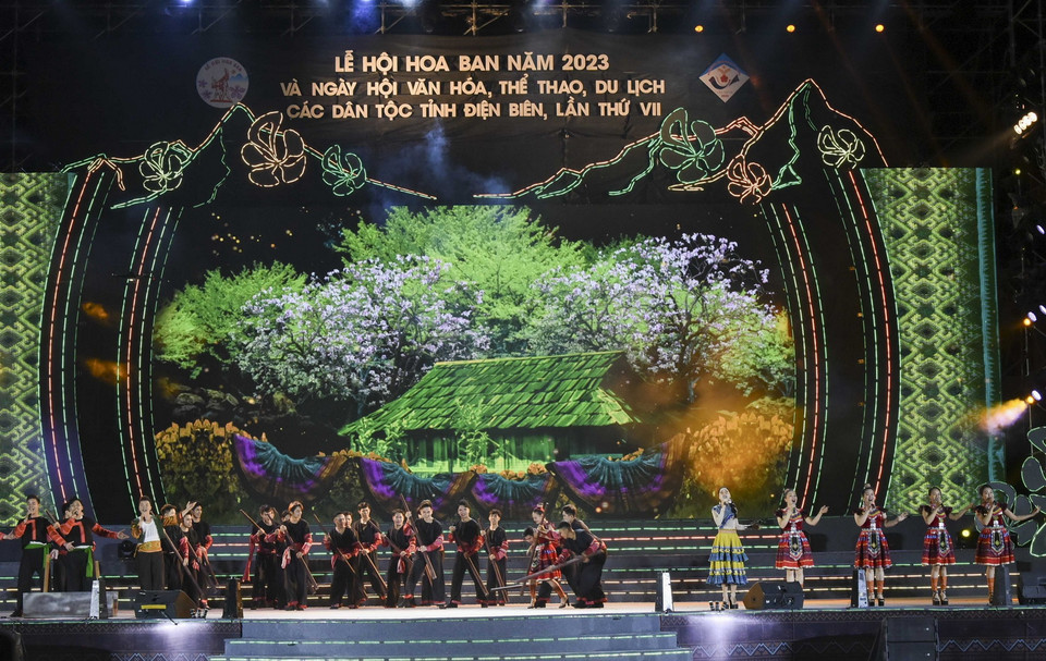 Một tiết mục trong Chương trình nghệ thuật đặc sắc khai mạc Lễ hội Hoa Ban năm 2023. (Ảnh: Xuân Tư/TTXVN)