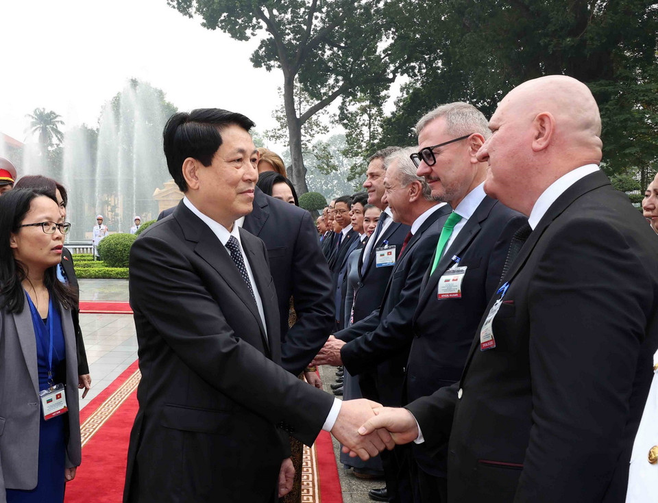 Chủ tịch nước Lương Cường bắt tay các thành viên đoàn Bulgaria. (Ảnh: Lâm Khánh/TTXVN)