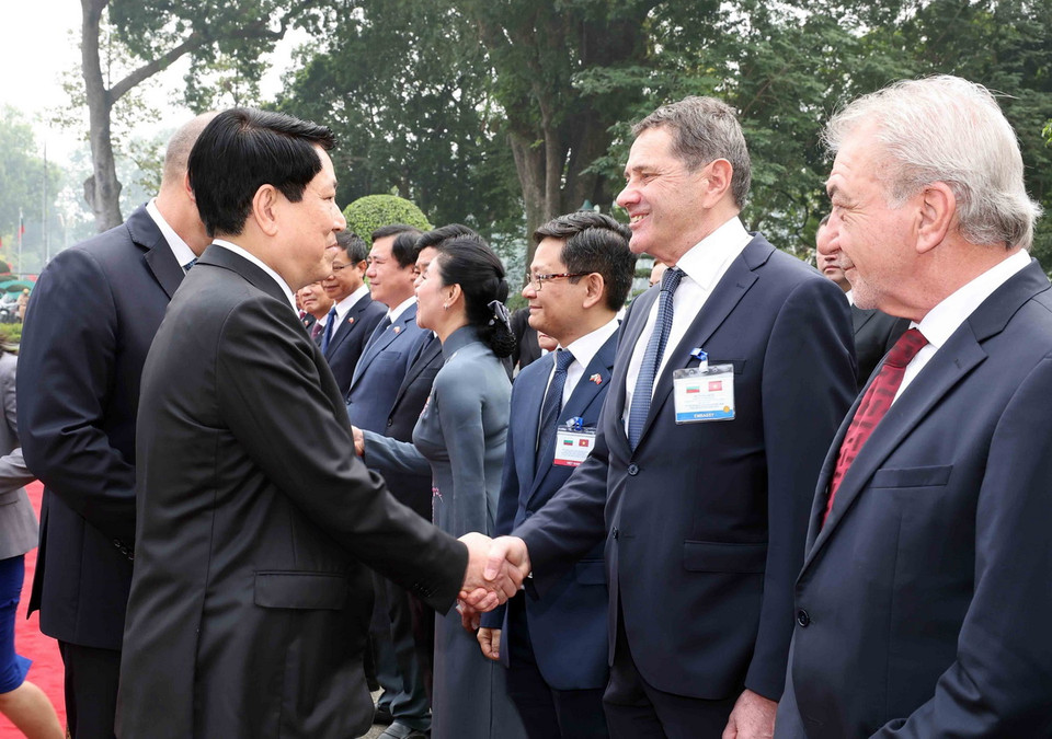 Chủ tịch nước Lương Cường bắt tay các thành viên đoàn Bulgaria. (Ảnh: Lâm Khánh/TTXVN)