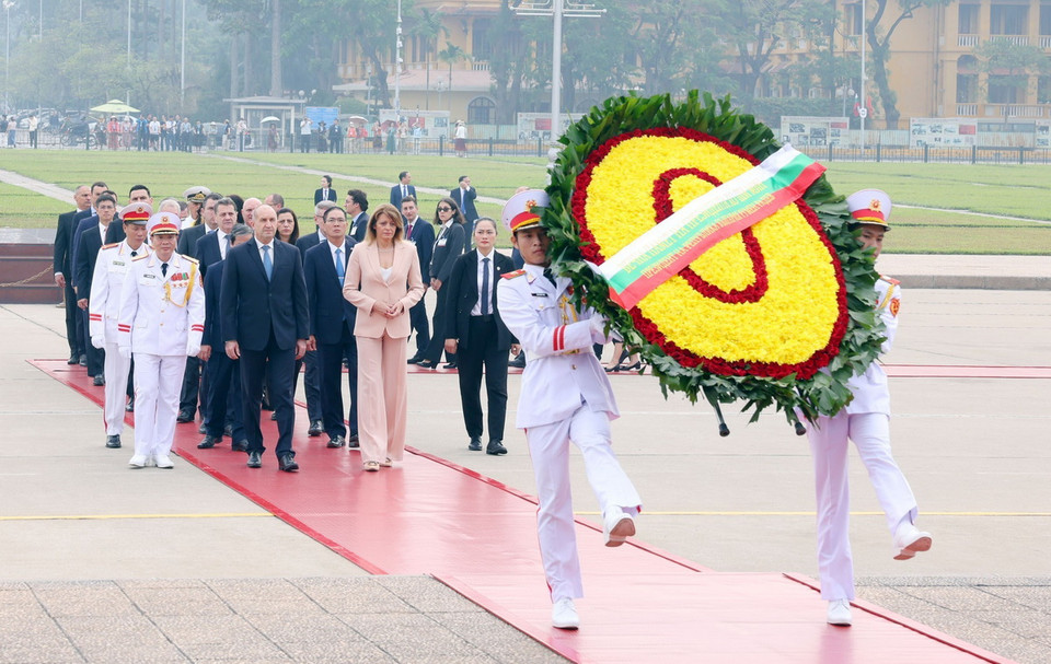 Tổng thống Bulgaria Rumen Radev và Phu nhân đến đặt vòng hoa và vào Lăng viếng Chủ tịch Hồ Chí Minh. (Ảnh: Phạm Kiên/TTXVN)