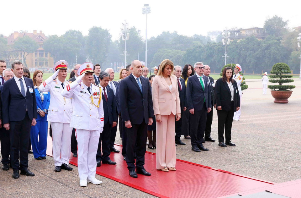 Tổng thống Bulgaria Rumen Radev và Phu nhân đến đặt vòng hoa và vào Lăng viếng Chủ tịch Hồ Chí Minh. (Ảnh: Phạm Kiên/TTXVN)