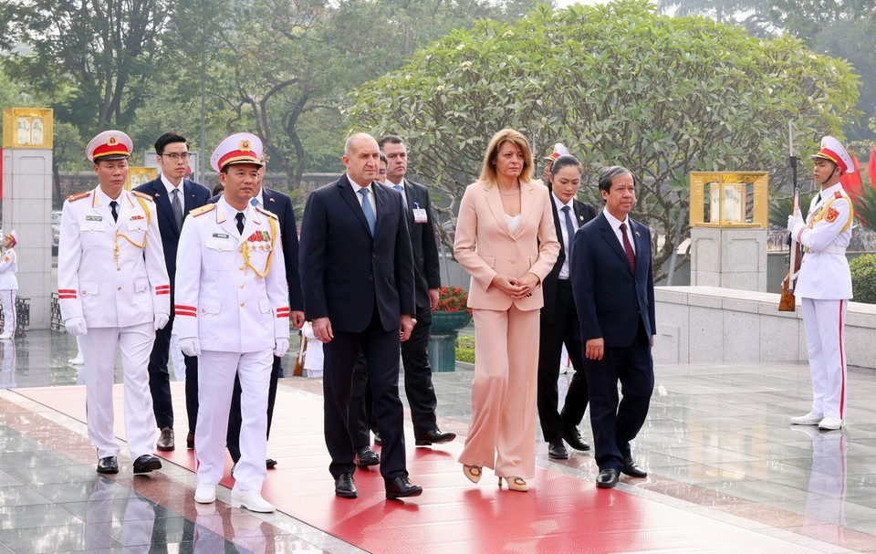 Tổng thống Bulgaria Rumen Radev và Phu nhân tới Ðài tưởng niệm các Anh hùng liệt sĩ (đường Bắc Sơn, Hà Nội). (Ảnh: Phạm Kiên/TTXVN)