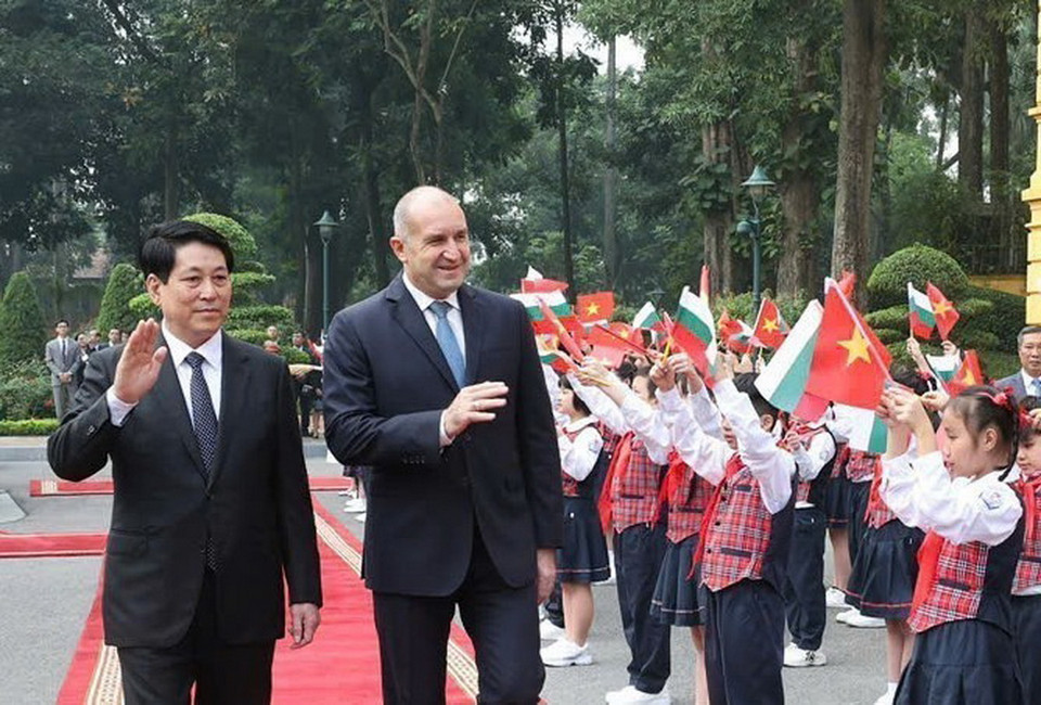 Thiếu nhi Hà Nội chào mừng Tổng thống Bulgaria Rumen Radev thăm chính thức Việt Nam. (Ảnh: Lâm Khánh/TTXVN)