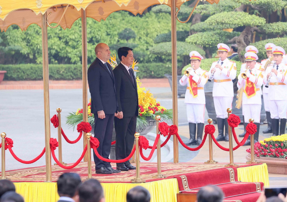 Chủ tịch nước Lương Cường và Tổng thống Bulgaria Rumen Radev trên bục danh dự, nghe quân nhạc cử Quốc thiều hai nước. (Ảnh: An Đăng/TTXVN)