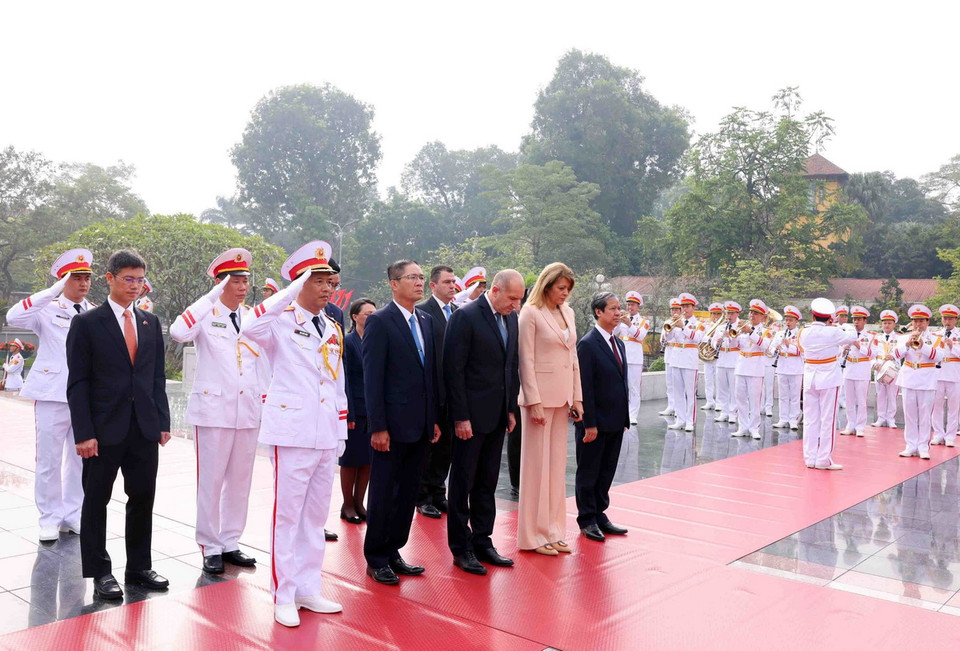 Tổng thống Bulgaria Rumen Radev và Phu nhân cùng các đại biểu tưởng niệm các Anh hùng liệt sỹ. (Ảnh: Phạm Kiên/TTXVN)