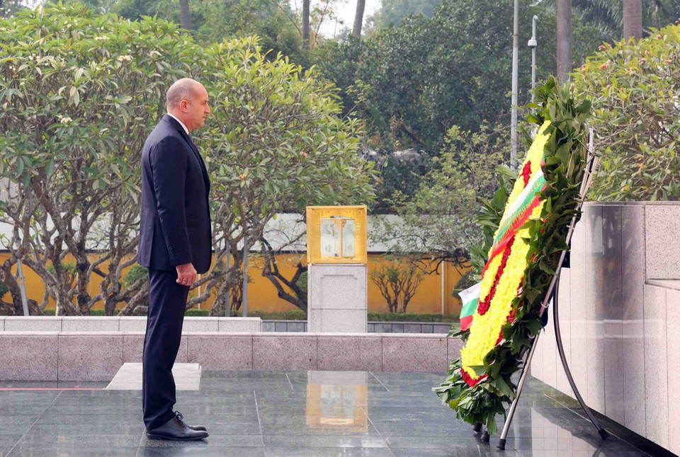Tổng thống Bulgaria Rumen Radev đặt vòng hoa tưởng niệm các Anh hùng liệt sỹ. (Ảnh: Phạm Kiên/TTXVN)