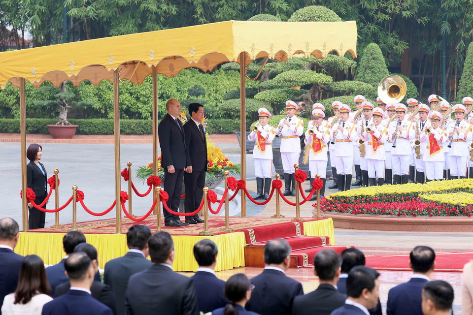 Chủ tịch nước Lương Cường và Tổng thống Bulgaria Rumen Radev trên bục danh dự, nghe quân nhạc cử Quốc thiều hai nước. (Ảnh: An Đăng/TTXVN)