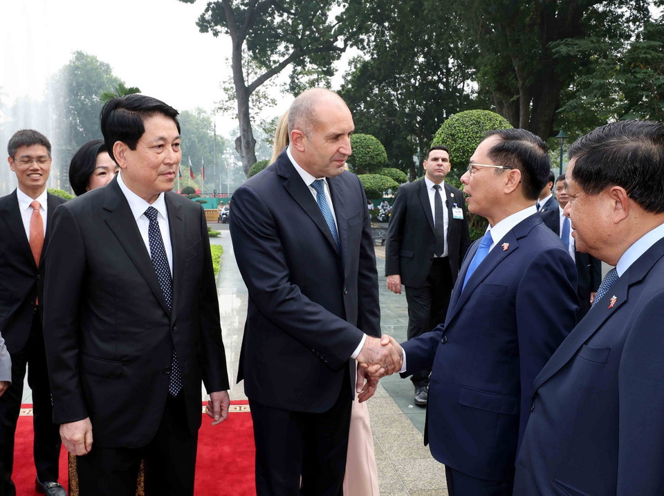 Chủ tịch nước Lương Cường giới thiệu thành viên đoàn Việt Nam với Tổng thống Bulgaria Rumen Radev. (Ảnh: Lâm Khánh/TTXVN)