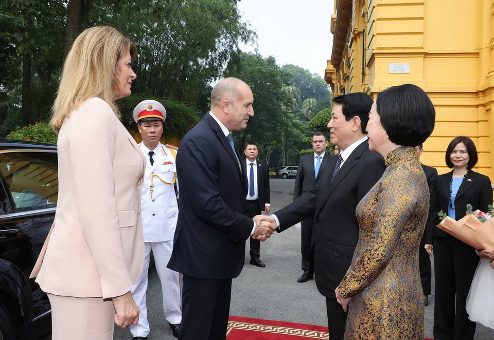 Chủ tịch nước Lương Cường và Phu nhân đón Tổng thống Bulgaria Rumen Radev và Phu nhân. (Ảnh: Lâm Khánh/TTXVN)