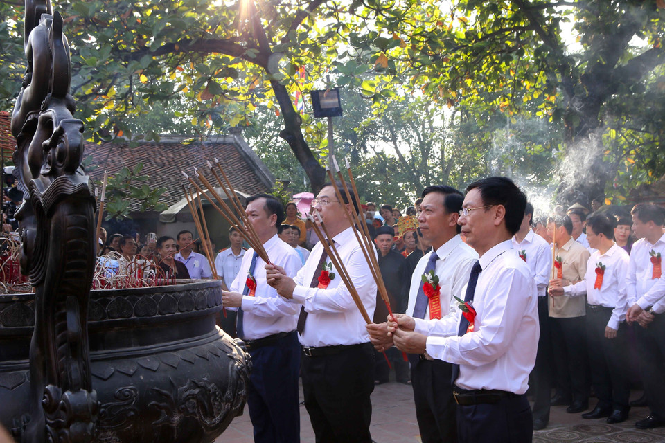 Các đại biểu dâng hương tưởng niệm anh linh các vị Vua Trần, Đức Thánh Trần. (Ảnh: Công Luật/TTXVN)