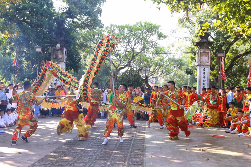 Tiết mục biểu diễn múa rồng tại Lễ hội truyền thống đền Trần năm 2022. (Ảnh: Công Luật/TTXVN)
