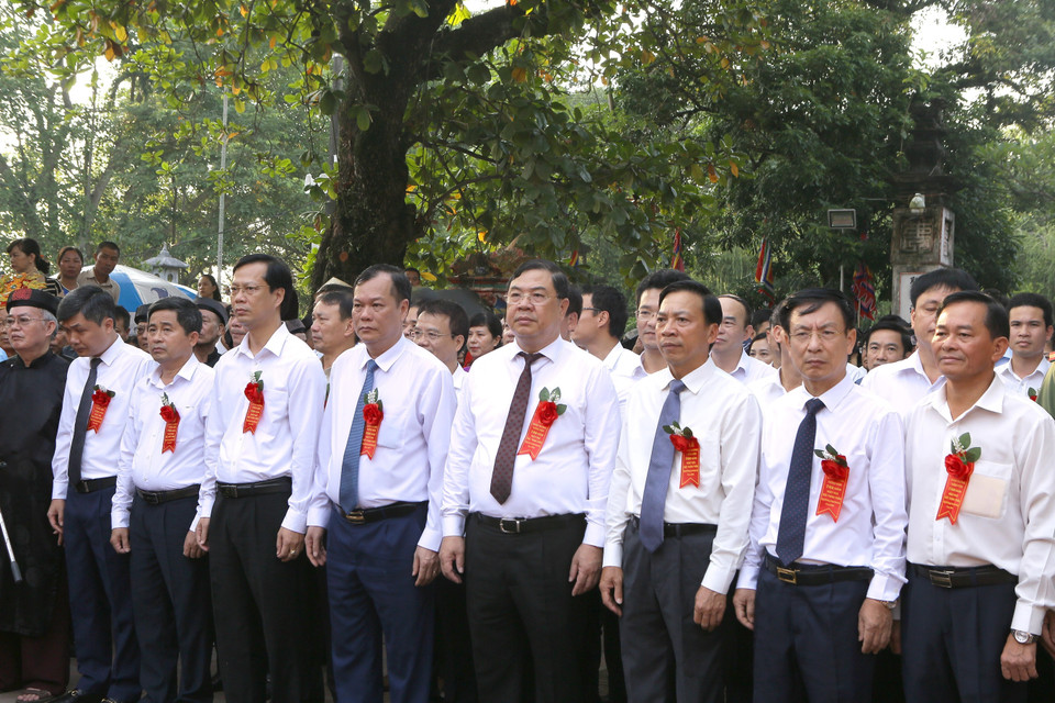 Ngày 15/9, tại Khu di tích lịch sử, văn hóa Đền Trần - Chùa Tháp, UBND thành phố Nam Định (tỉnh Nam Định) tổ chức khai mạc Lễ hội truyền thống đền Trần năm 2022, nhân kỷ niệm 722 năm ngày hóa Đức Thánh Trần. Trong ảnh: Các đại biểu dâng hương tưởng niệm anh linh các vị Vua Trần, Đức Thánh Trần. (Ảnh: Công Luật/TTXVN)